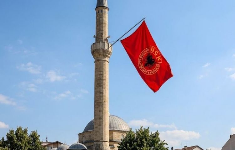 Bashkësia Islame vendos që xhamitë të stolisen me flamujt e UÇK-së