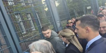 Policia u kërkon qytetarëve të largohen nga ndërtesa e Gjykatës Speciale