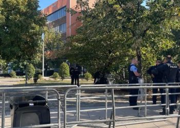 Forca të shtuara të Policisë së Kosovës janë vendosur mëngjesin e sotëm pranë objektit të Qeverisë