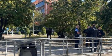 Forca të shtuara të Policisë së Kosovës janë vendosur mëngjesin e sotëm pranë objektit të Qeverisë