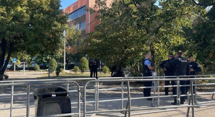 Forca të shtuara të Policisë së Kosovës janë vendosur mëngjesin e sotëm pranë objektit të Qeverisë
