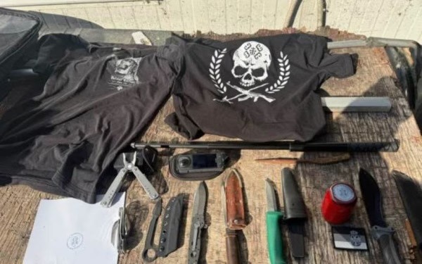 Arrestohen dy shtetas të Serbisë në Jarinjë, u sekuestrohen thika e materiale nacionaliste