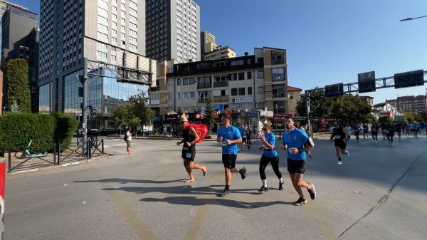 1 mijë e 600 garues marrin pjesë në maratonën e Prishtinës