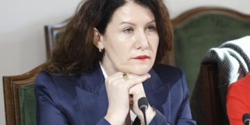 Kush është kosovarja Vlora Hyseni, drejtuesja e SHISH që u pezullua nga detyra për dosjen “AKSHI”