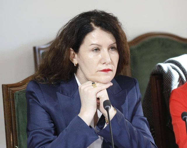 Kush është kosovarja Vlora Hyseni, drejtuesja e SHISH që u pezullua nga detyra për dosjen “AKSHI”