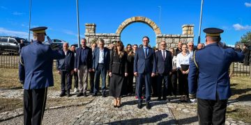 Haxhiu në 28-vjetorin e rënies së Xhevë dhe Fehmi Lladrovcit: Ashtu pranë njëri-tjetrit e bënë gjithë rrugën e tyre çlirimtare