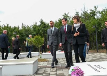 Haxhiu përkujton masakrën e Abrisë së Epërme: Kosova nuk do të reshtë së kërkuari drejtësi