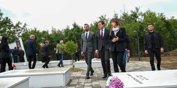 Haxhiu përkujton masakrën e Abrisë së Epërme: Kosova nuk do të reshtë së kërkuari drejtësi