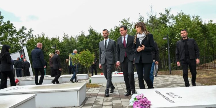 Haxhiu përkujton masakrën e Abrisë së Epërme: Kosova nuk do të reshtë së kërkuari drejtësi