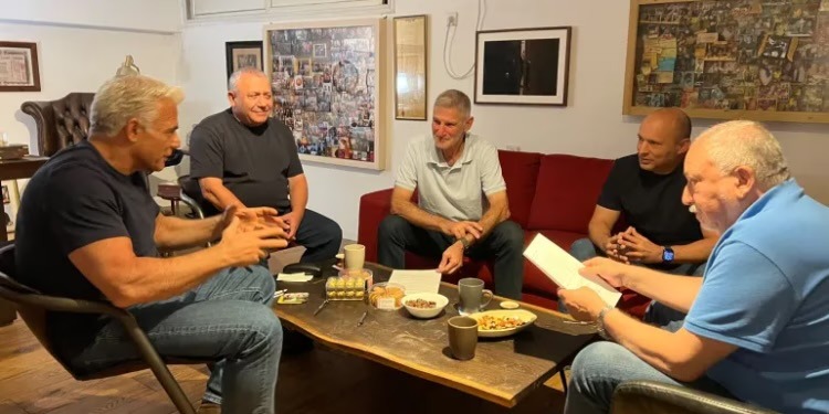 Opozita izraelite bashkohet kundër Netanyahut para zgjedhjeve