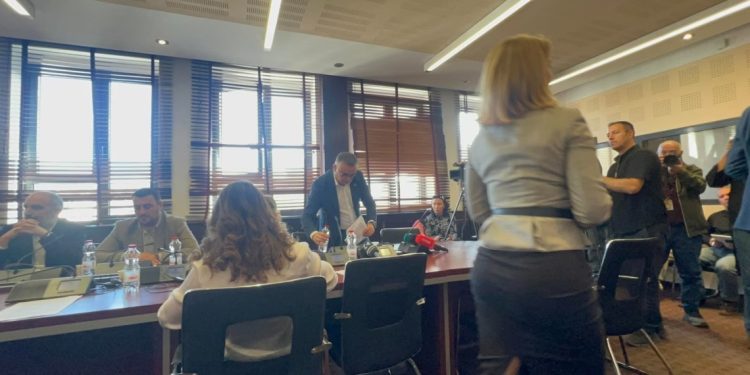 PDK e nis ‘fushatën’: Deliu, Gruda e Tahiri lëshojnë mbledhjen e Komisionit për Legjislacion