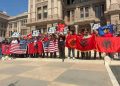 Shqiptarët e Teksasit protestuan në Austin në mbështetje të UÇK-së