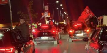 Numër i madh i protestuesve nisen përsëri drejt zyrave të EULEX-it në Fushë Kosovë