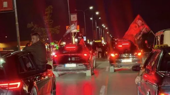 Numër i madh i protestuesve nisen përsëri drejt zyrave të EULEX-it në Fushë Kosovë