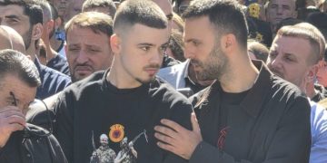 Djali i Rexhep Selimit dhe i Jakup Krasniqit bëhen bashkë në protestë kundër vendimit të Speciales