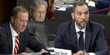 Senatori amerikan e përball Smithin për Thaçin: Pasi humbët rastet e mëdha në ShBA, shkuat në Hagë?