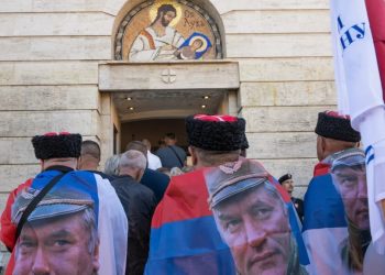 Srebrenica, Ratko Mlladiq dhe çfarë na tregojnë krimet e tij të lúftës për gjenócidin në G@zë?