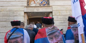 Srebrenica, Ratko Mlladiq dhe çfarë na tregojnë krimet e tij të lúftës për gjenócidin në G@zë?