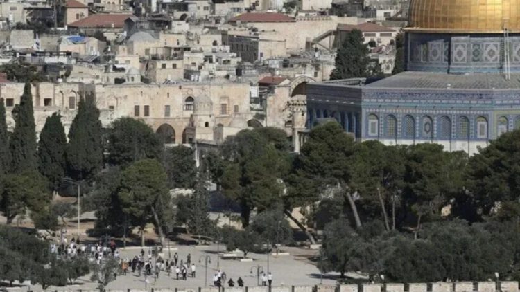 Rreth 100 pushťues izr@elitë hyjnë me forcë në kompleksin e Xhamisë Al-Aksa, kryejnë rituale talmudike