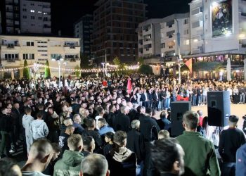 Nga sheshi “Adem Jashari” qytetarët e Skenderajt mbështesin fuqishëm katërshen e UÇK-së
