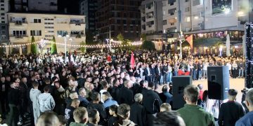 Nga sheshi “Adem Jashari” qytetarët e Skenderajt mbështesin fuqishëm katërshen e UÇK-së