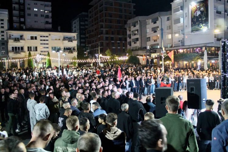 Nga sheshi “Adem Jashari” qytetarët e Skenderajt mbështesin fuqishëm katërshen e UÇK-së