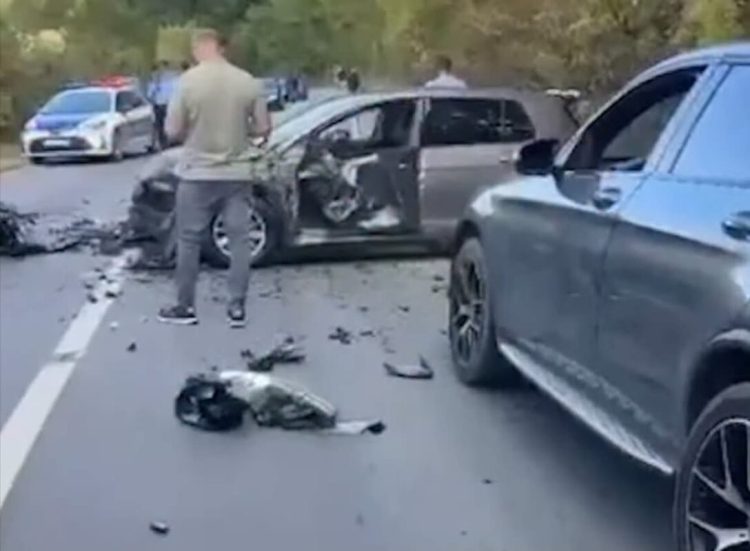 Përplasje mes tri veturash në Mramor, tre persona përfundojnë të lënďuar