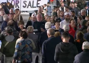 Dita e 118-të e protestës në Shqipëri, qytetarët mblidhen para Kryeministrisë