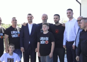 Djemtë e ish-krerëve të UÇK-së vizitojnë familjen e policit Afrim Bunjaku