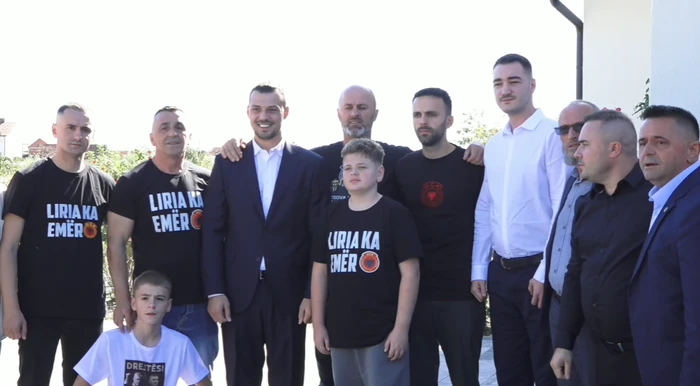 Djemtë e ish-krerëve të UÇK-së vizitojnë familjen e policit Afrim Bunjaku
