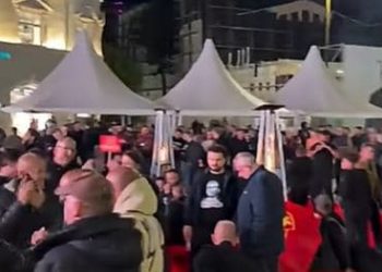 Pak orë para aktgjykimit në Hagë, nis “Nata e Pritjes” në sheshin “Skënderbeu” në Prishtinë