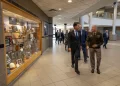 Shefi i NATO-s, Mark Rutte, parakalon pranë figurës së Adem Jasharit në Iowa