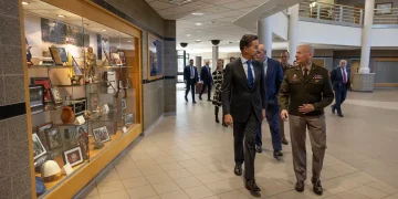 Shefi i NATO-s, Mark Rutte, parakalon pranë figurës së Adem Jasharit në Iowa