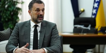 Sarajeva e tërheq stafin e Ambasadës nga Serbia pas varrimit të Mlladiqit me nderime shtetërore