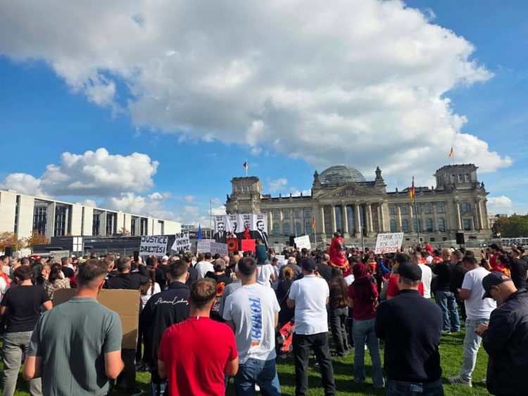 “Jo në emrin tim”, shqiptarët protestojnë edhe në Berlin në mbështetje të ish-krerëve të UÇK-së