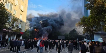 Pesë persona të lënďuar nga protesta në Shqipëri, tre protestues dhe dy policë në urgjencë