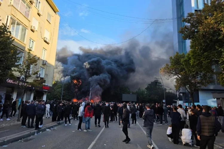 Pesë persona të lënďuar nga protesta në Shqipëri, tre protestues dhe dy policë në urgjencë