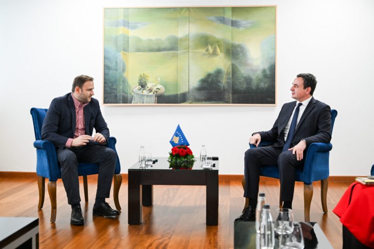 Kurti takohet me kryesuesin e Bordit të AKP-së, diskutojnë për pronat e Kosovës në Serbi dhe Fondin Sovran
