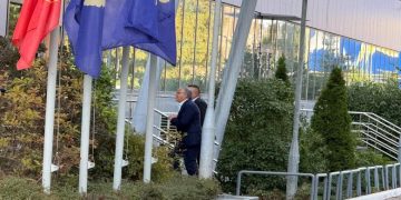 Hamza arrin në Qeveri, pritet të takohet me Kurtin