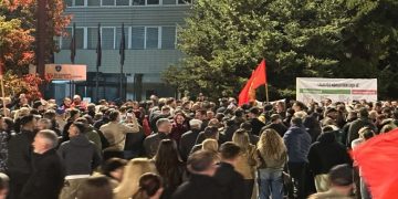 Protestuesit do të qëndrojnë gjithë natën në shesh, nesër protestë në orën 08:00