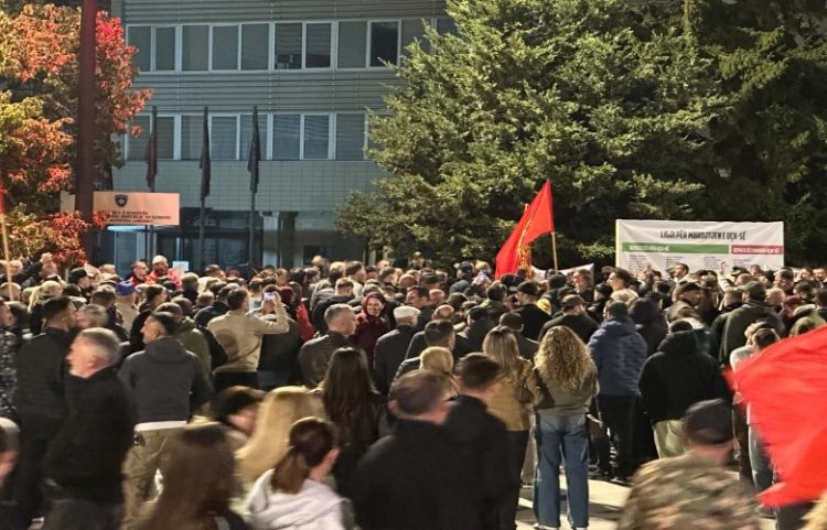 Protestuesit do të qëndrojnë gjithë natën në shesh, nesër protestë në orën 08:00