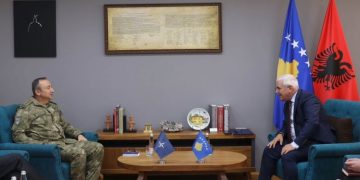 Sveçla takon kreun e KFOR-it, vlerëson bashkëpunimin në siguri