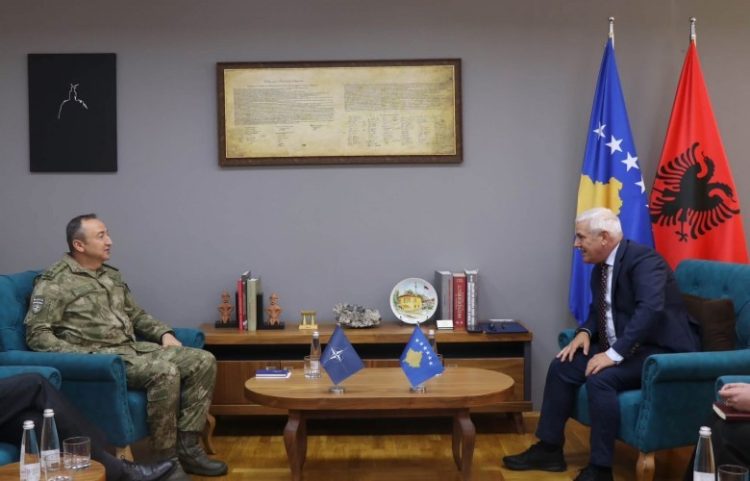 Sveçla takon kreun e KFOR-it, vlerëson bashkëpunimin në siguri
