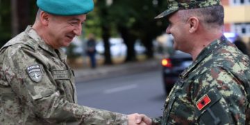 Kingji pret në takim komandantin e KFOR-it, Ulutaşh, në përfundim të mandatit