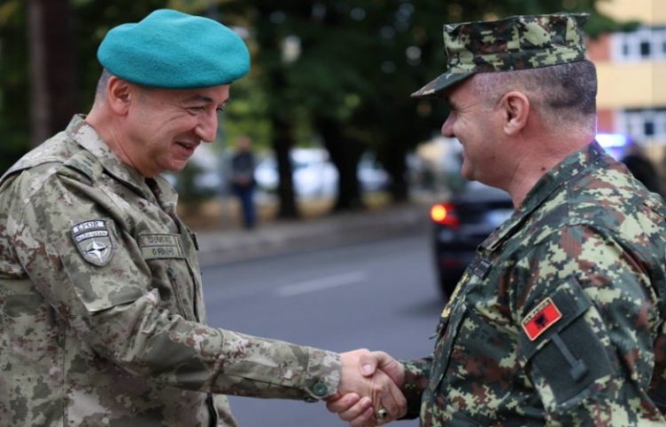 Kingji pret në takim komandantin e KFOR-it, Ulutaşh, në përfundim të mandatit