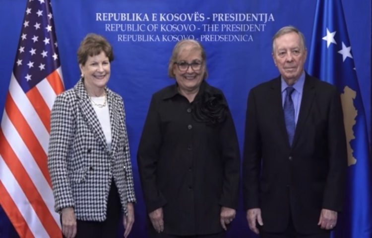 Presidentja Shiroka-Pula pret në takim senatorët amerikanë Shaheen e Durbin