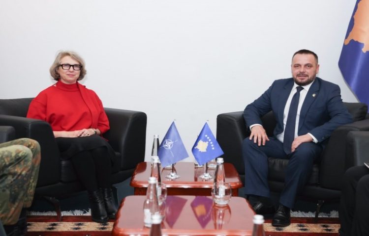 Maqedonci rithekson synimin për anëtarësim në NATO në takimin me Burcu San