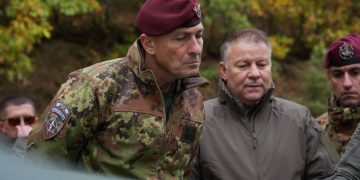Wikoff dhe komandanti i ri i KFOR-it në veri të Kosovës, vëzhgojnë patrullimet