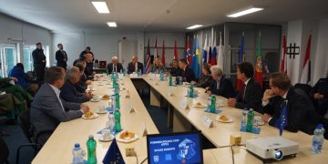 Shefi i EULEX-it pret në Mitrovicë diplomatët e vendeve të BE-së dhe Sveçlën: U diskutua për kontributin e vlefshëm të misionit