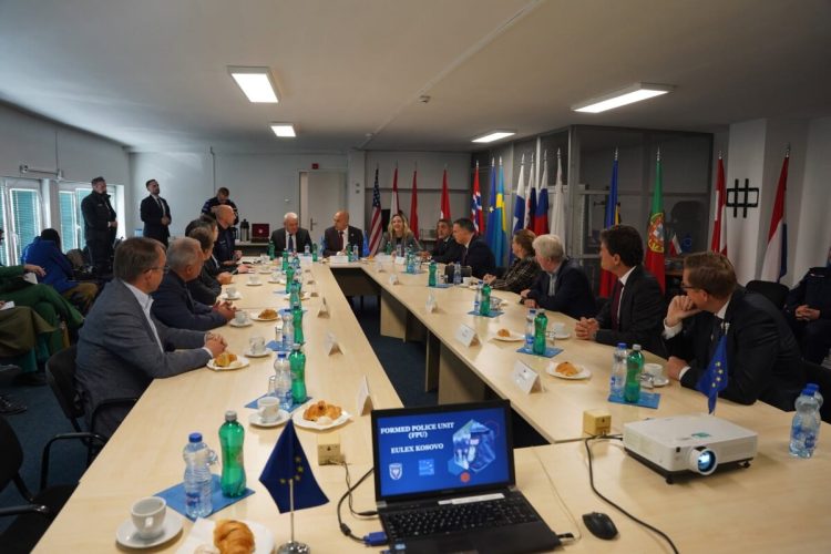 Shefi i EULEX-it pret në Mitrovicë diplomatët e vendeve të BE-së dhe Sveçlën: U diskutua për kontributin e vlefshëm të misionit
